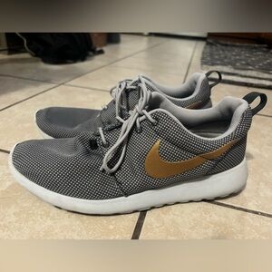 Womens Nike Roshe One, size 9.5